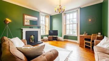 Íbúð | Stofa | 30-tommu sjónvarp með stafrænum rásum