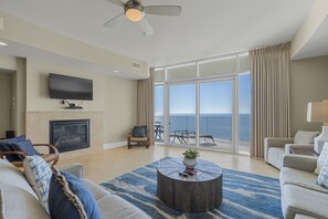 Televisión y chimenea 