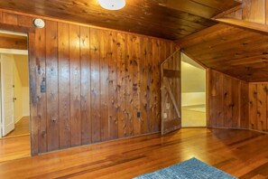 Une pièce aux murs, au plafond et au plancher en bois.