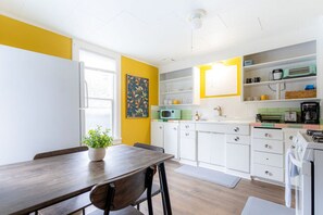 ثلاجة، ميكروويف، فرن، موقد طهي مسطح