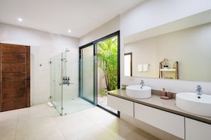 Shower, hair dryer, towels