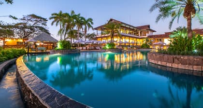 Spacious Family Villa with Private Pool & Golf Cart, Close to the beach