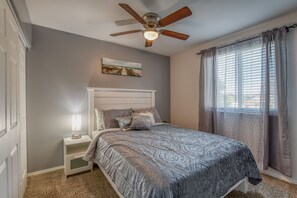 4 bedrooms, iron/ironing board, free WiFi, bed sheets - Charming House in Colorado Springs w/Private yard (Colorado Springs)
