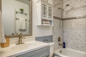 Combined shower/tub, hair dryer, towels, soap - Charming House in Colorado Springs w/Private yard (Colorado Springs)