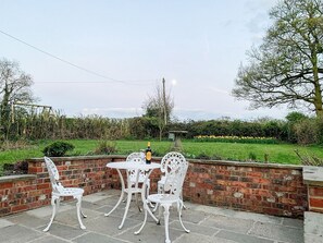 Outdoor dining - 2 bedroom accommodation in Ashbourne (Ashbourne)