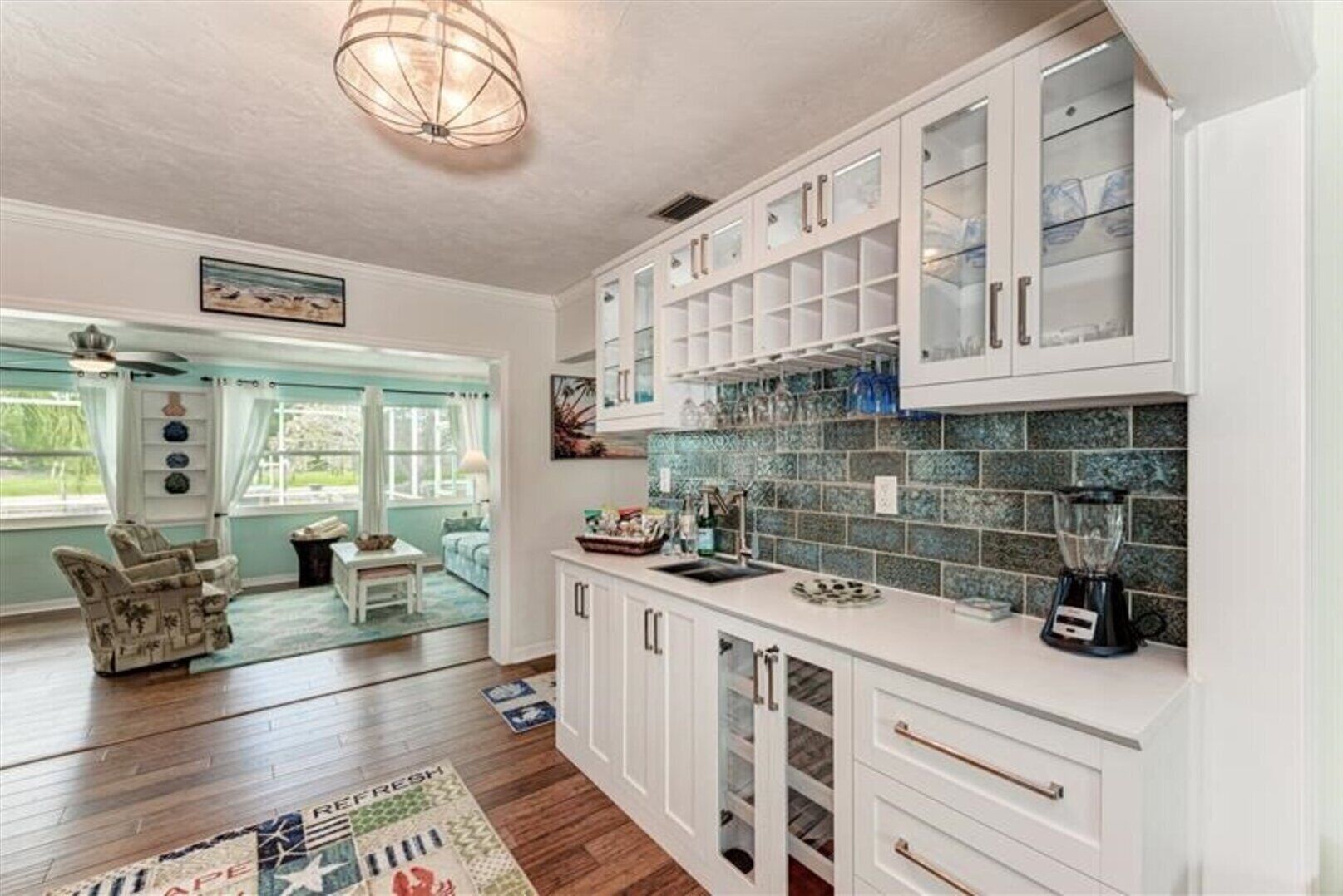 Kylskåp, mikrovågsugn, diskmaskin och kaffe- och tebryggare