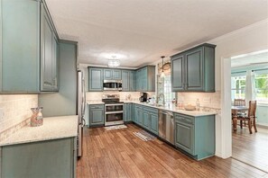 Kühlschrank, Mikrowelle, Geschirrspüler