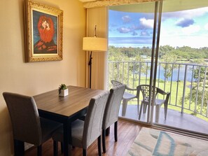 Dining - Breathtaking Views - 2 Bd Condo w/ Pool, A/C, WiFi, Parking (Hilo)