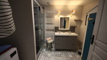 Douche, sĂšche-cheveux, serviettes fournies