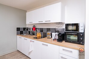 Réfrigérateur, micro-ondes, four, plaque de cuisson