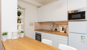 Fridge, microwave, oven, stovetop - Stupendo appartamento dal design moderno ericercato, al primo piano in Via Annia (Rome)