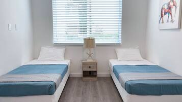 2 chambres, bureau, fer et planche à repasser, accès au Wi-Fi (inclus)