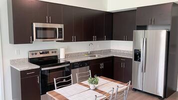 Réfrigérateur, four à micro-ondes, un four, surface de cuisson