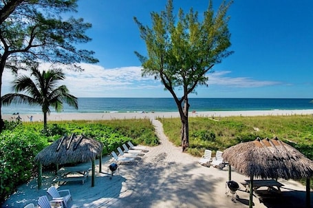 On the beach. Gulf Views - No Stairs - Directly “On the Beach” - Jensen's "On the Gulf" - Cozy Suite 1