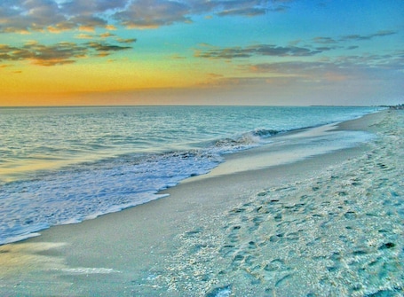 On the beach. Stunning Views Casual Lux Décor - Directly on the Beach Jensen's “On the Gulf” North Beach 2