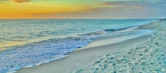 Stunning Views Casual Lux Décor - Directly on the Beach Jensen's “On the Gulf” North Beach 2