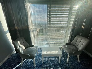 تلفزيون ذكي بحجم 75-بوصة يعرض قنوات فضائية، تلفزيون، طابعة