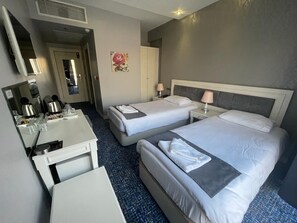 Habitación clásica con 2 camas individuales | Minibar (con algunos artículos gratuitos), caja fuerte, escritorio