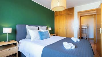 2 habitaciones, tabla de planchar con plancha, cuna de viaje y wifi