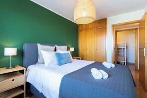 2 habitaciones, tabla de planchar con plancha, cuna de viaje y wifi 