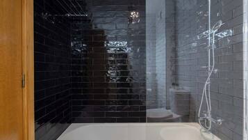 Combined shower/tub, hair dryer, towels, shampoo
