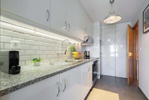 Refrigerador, microondas, horno, placa de cocina