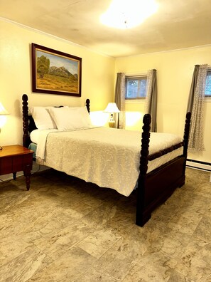 2 bedrooms, desk, iron/ironing board, WiFi - 2Br Private Basement Apt (Lynchburg)