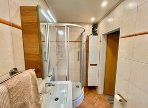 Dusche, Haartrockner, Handtücher, Seife