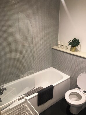 Duschwanne, Haartrockner, Handtücher, Seife