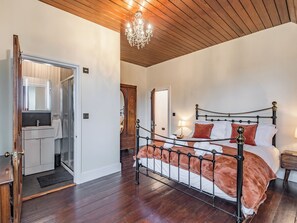 5 bedrooms, free WiFi, bed sheets - 5 bedroom accommodation in Cerrigydrudion (Cerrigydrudion)