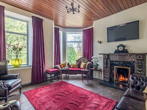 TV, fireplace - 5 bedroom accommodation in Cerrigydrudion (Cerrigydrudion)