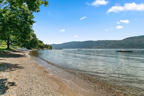 Sur la plage, chaise longue, serviettes de plage