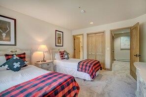 4 bedrooms, iron/ironing board, WiFi, bed sheets - Luxury 4 bed Pines Townhome amongst the peace and quiet by RedAwning (Beaver Creek)