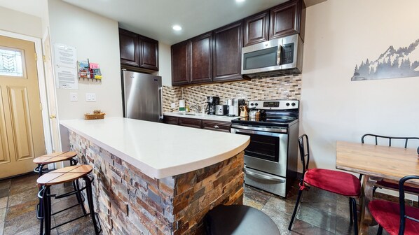 KĂŒhlschrank, Mikrowelle, Ofen, GeschirrspĂŒler