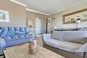 TV - MAGIC, Cosy, spacious, Panoramic view of the sea and basilica (Saint-Raphaël)