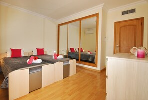 2 chambres, coffres-forts dans les chambres, fer et planche Ă repasser