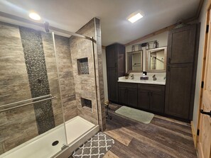 Tina con regadera, secadora de cabello, toallas, jabón