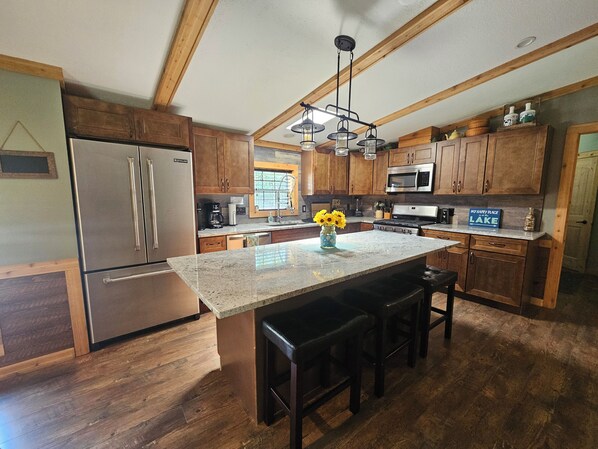 Refrigerador, microondas, horno y parrilla de estufa 