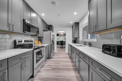 Sweet Escape 5 bd/2 ba minutes from Las Olas Beach and Airport