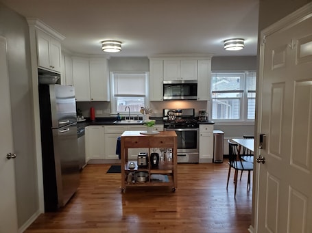 Fridge, microwave, oven, stovetop. 2CHICAGO Train 1MI/WIFI/KING/Free parking/Fox River Bike Trail