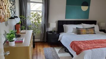 2 sovrum, skrivbord, strykjärn/strykbräda och resesäng