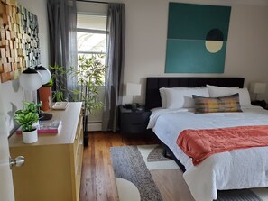 2 makuuhuonetta, työpöytä, silitysrauta/-lauta, vauvan matkasänky