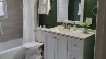 Badkar/dusch, hårtork, handdukar och tvål