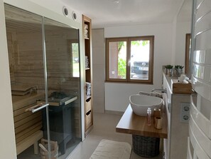 シャワー、ヘアドライヤー、タオル、石鹸