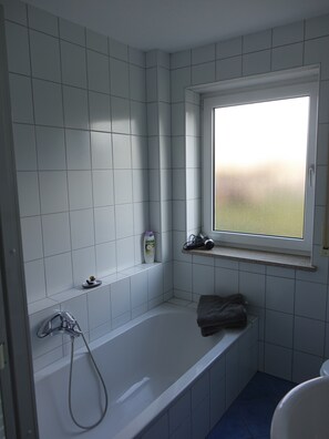 Badewanne, Haartrockner, Handtücher, Seife