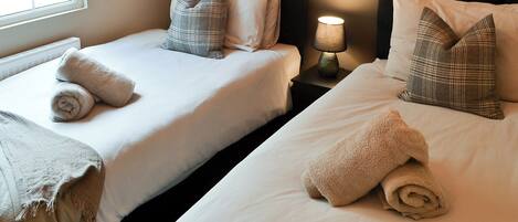 2 عدّة غرف نوم وواي فاي مجانًا وملاءات أسرّة