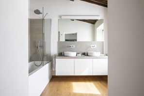Combined shower/tub - Casa Vecchia: Luxurious villa with shared pool, tennis court & stunning views! (Roccatederighi)