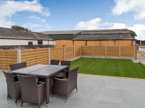 Outdoor dining - Dip Tub Den - UK35989 (Skerne, near Driffield)