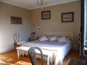 2 bedrooms, iron/ironing board, travel crib, free WiFi - Lin and the charming gite host in Picardy (Villers-Saint-Paul)