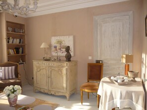 Interior - Lin and the charming gite host in Picardy (Villers-Saint-Paul)